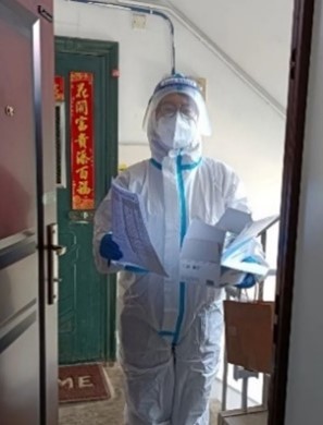 09 匯添富黨員組織協(xié)調小區(qū)居民分發(fā)抗原試劑（2）.jpg